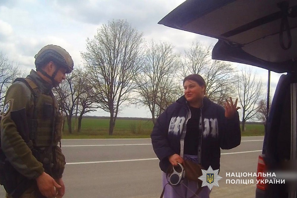 Люди їдуть через інтенсивні обстріли дронами: триває добровільна евакуація з Нікополя, «Білі янголи» вивезли ще декілька родин (фото, відео)