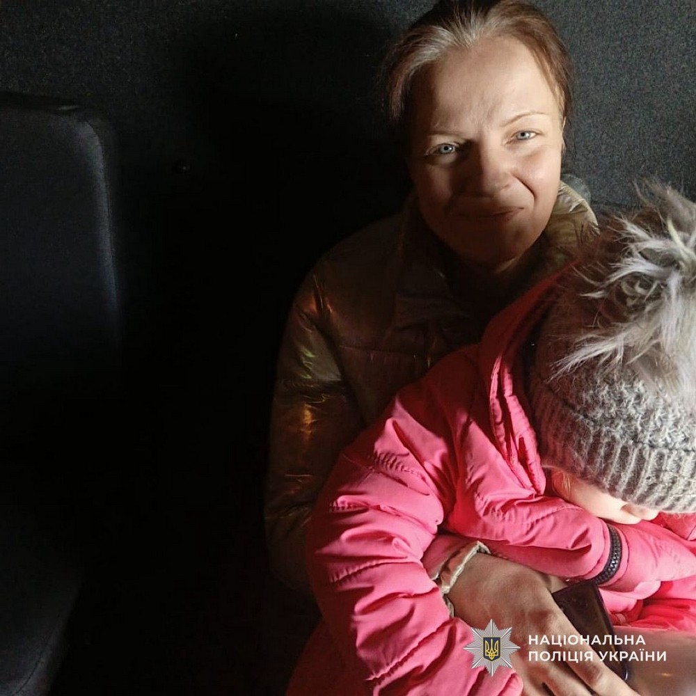 Люди їдуть через інтенсивні обстріли дронами: триває добровільна евакуація з Нікополя, «Білі янголи» вивезли ще декілька родин (фото, відео)