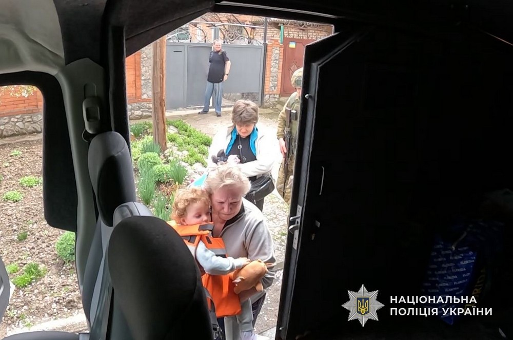 Люди їдуть через інтенсивні обстріли дронами: триває добровільна евакуація з Нікополя, «Білі янголи» вивезли ще декілька родин (фото, відео)