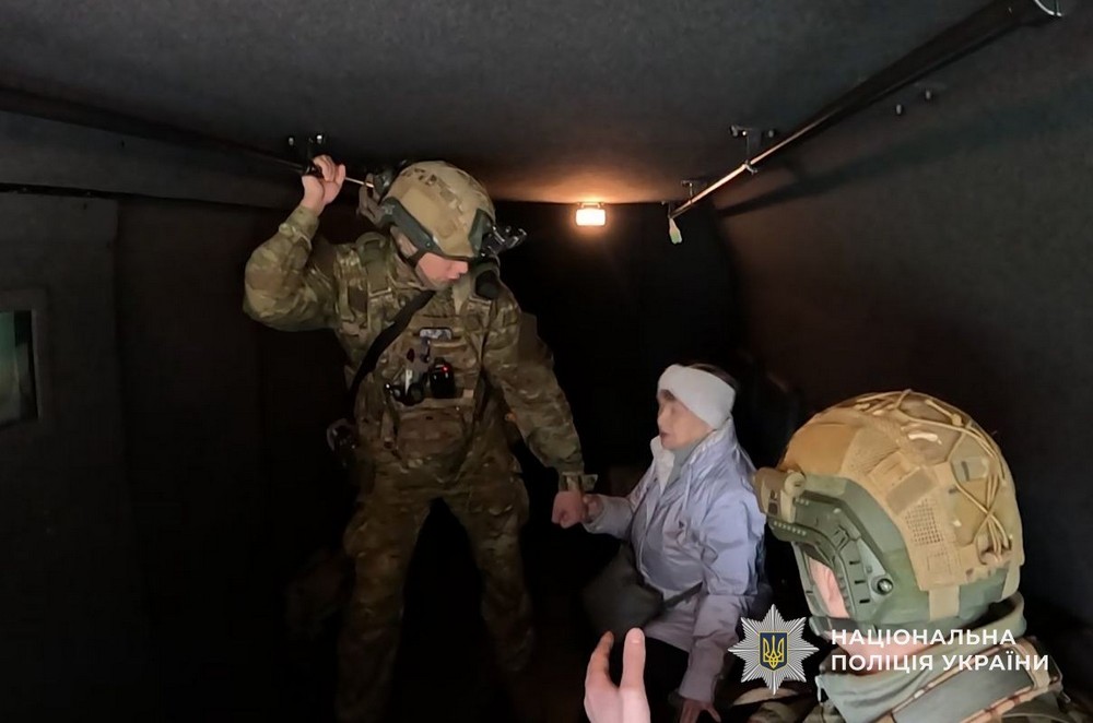 Люди їдуть через інтенсивні обстріли дронами: триває добровільна евакуація з Нікополя, «Білі янголи» вивезли ще декілька родин (фото, відео)