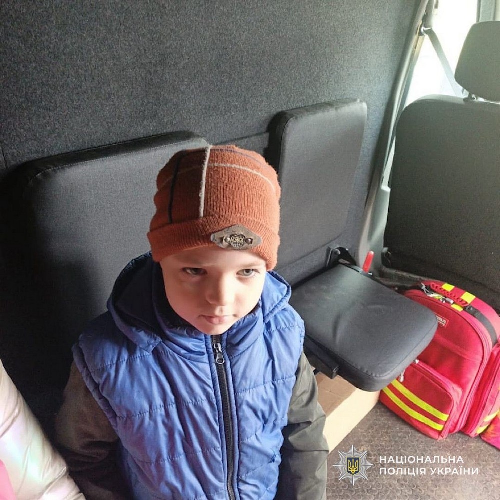 Люди їдуть через інтенсивні обстріли дронами: триває добровільна евакуація з Нікополя, «Білі янголи» вивезли ще декілька родин (фото, відео)