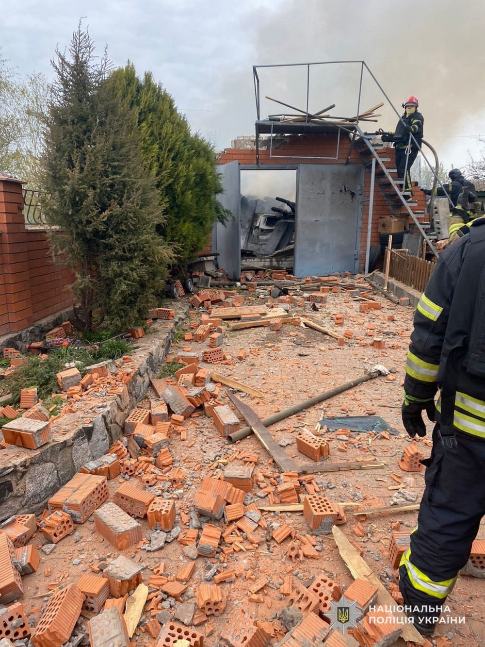 126 повідомлень про обстріли Нікополя і району, удари по Дніпру, Криворіжжю, Самарівському, і Синельниківському районів, є поранені і руйнування – поліція про наслідки ворожих атак (фото)
