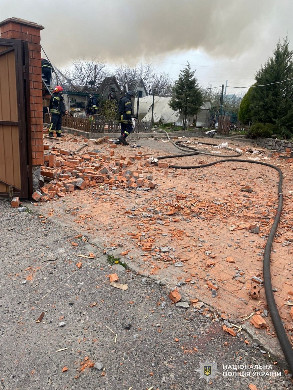 126 повідомлень про обстріли Нікополя і району, удари по Дніпру, Криворіжжю, Самарівському, і Синельниківському районів, є поранені і руйнування – поліція про наслідки ворожих атак (фото)