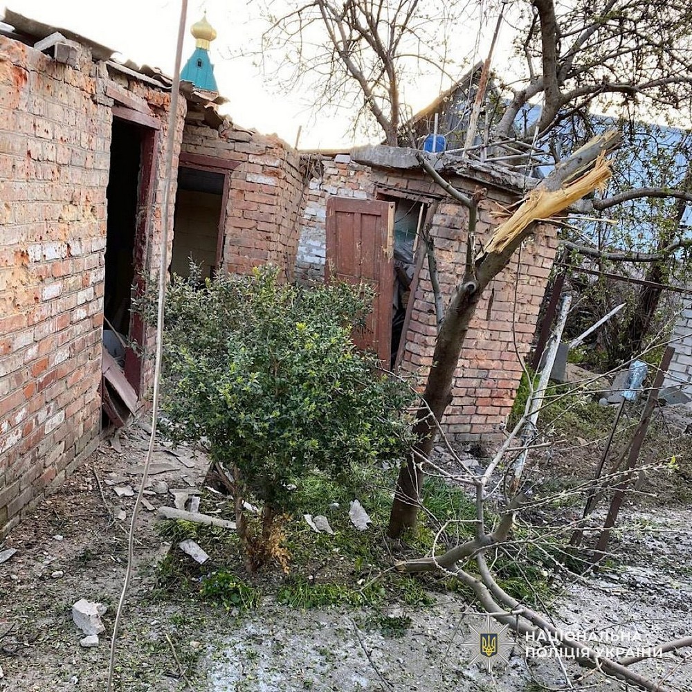 126 повідомлень про обстріли Нікополя і району, удари по Дніпру, Криворіжжю, Самарівському, і Синельниківському районів, є поранені і руйнування – поліція про наслідки ворожих атак (фото)