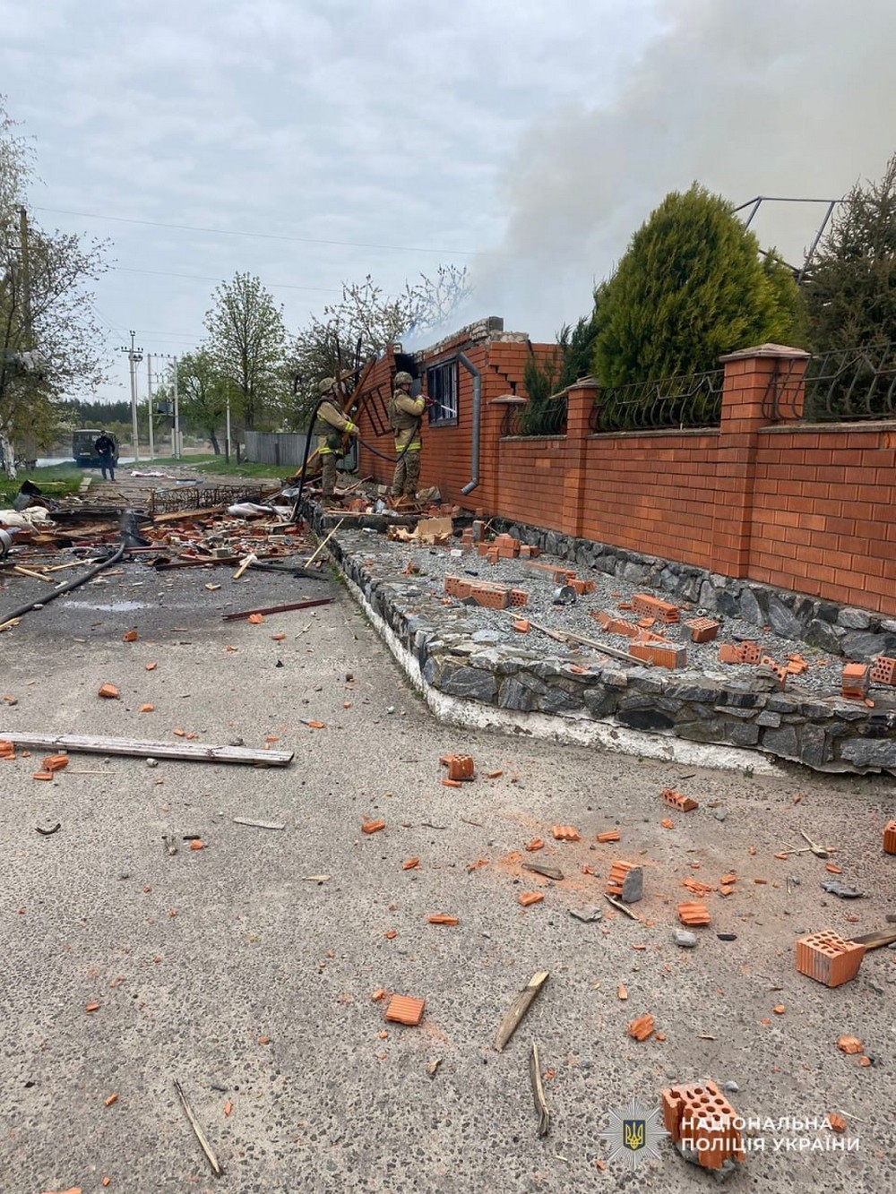 126 повідомлень про обстріли Нікополя і району, удари по Дніпру, Криворіжжю, Самарівському, і Синельниківському районів, є поранені і руйнування – поліція про наслідки ворожих атак (фото)