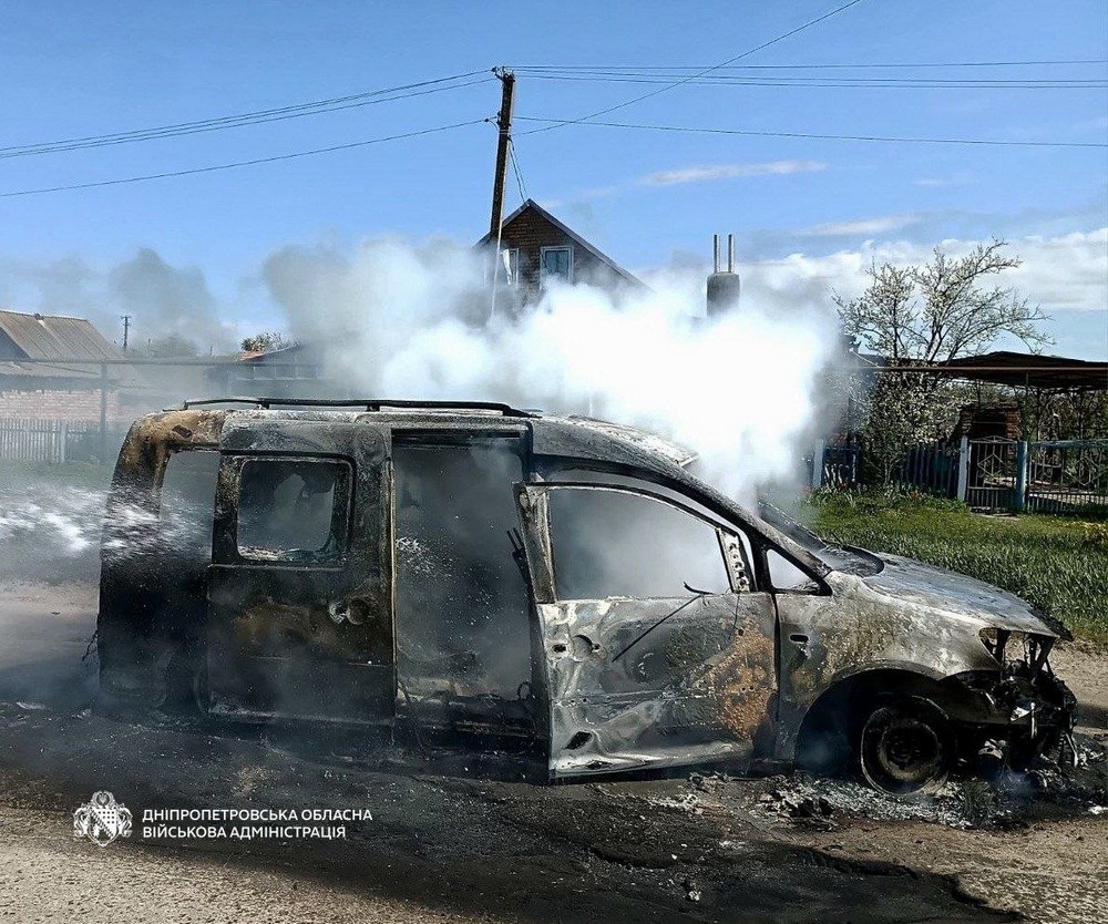 Ворог вбив на Нікопольщині людину і ще двох поранив, атакувавши автівку FPV-дроном . Машина згоріла.