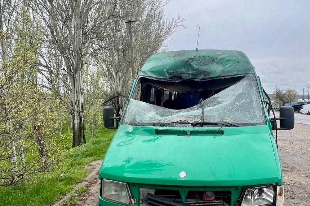 Ворог вдарив по рейсовому мікроавтобусу на Нікопольщині 18 квітня. Серед поранених дитина.