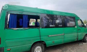 5 поранених на Нікопольщині внаслідок ударів по маршрутці і вантажному автомобілю – прокуратура