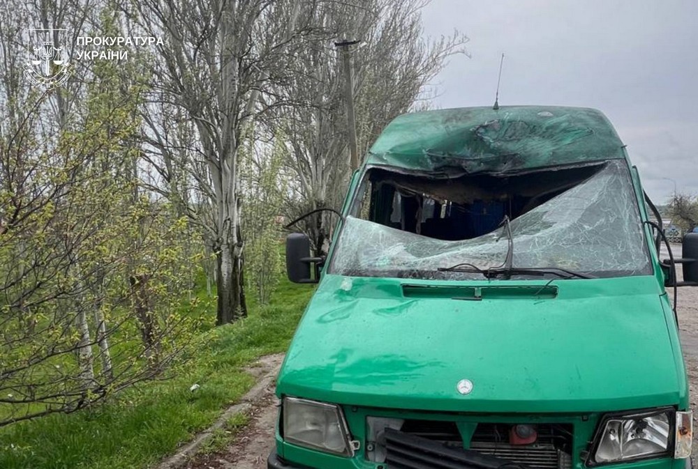 На Нікопольщині внаслідок ударів по маршрутці і вантажному автомобілю 5 поранених сьогодні.