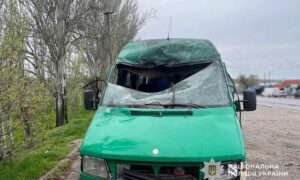 Влучання сталося в лобове скло: удар по автобусу на Нікопольщині і атаку на вантажівку прокоментували у поліції (фото)