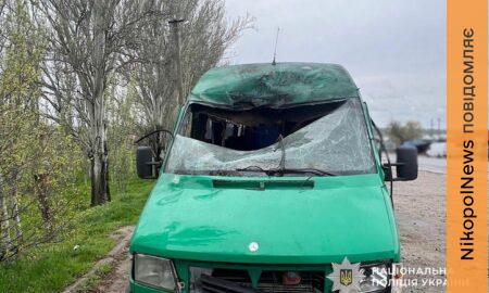 Влучання сталося в лобове скло: удар по автобусу на Нікопольщині і атаку на вантажівку прокоментували у поліції (фото)