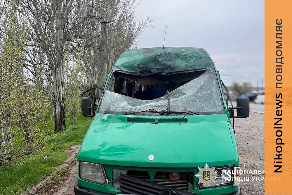 Влучання сталося в лобове скло: удар по автобусу на Нікопольщині і атаку на вантажівку прокоментували у поліції (фото)