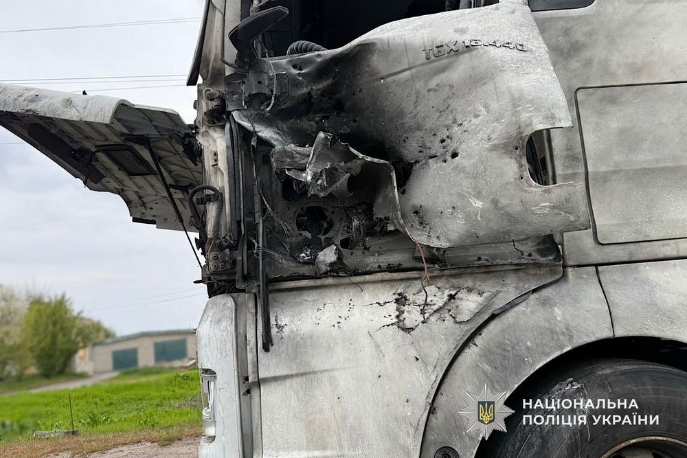 Влучання сталося в лобове скло: удар по автобусу на Нікопольщині і атаку на вантажівку прокоментували у поліції (фото)