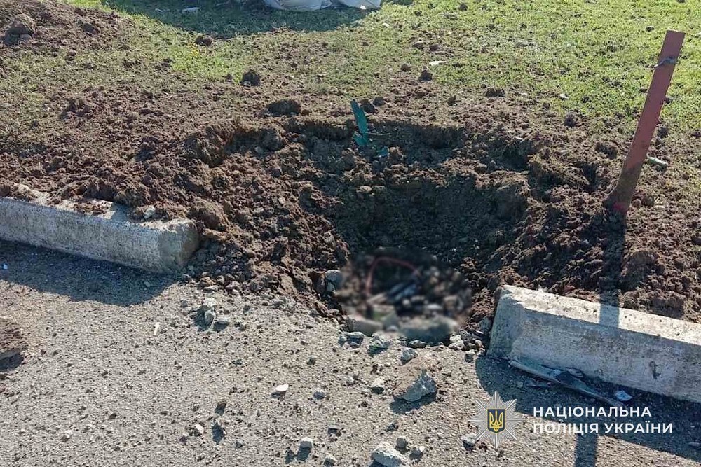 Влучання сталося в лобове скло: удар по автобусу на Нікопольщині і атаку на вантажівку прокоментували у поліції (фото)