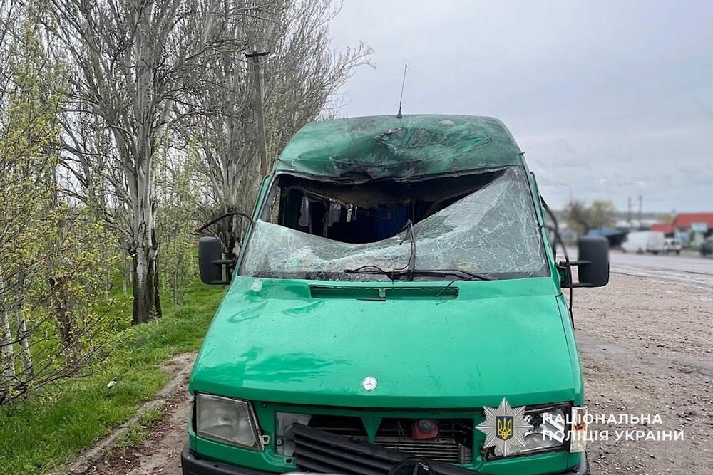 Влучання сталося в лобове скло: удар по автобусу на Нікопольщині і атаку на вантажівку прокоментували у поліції (фото)