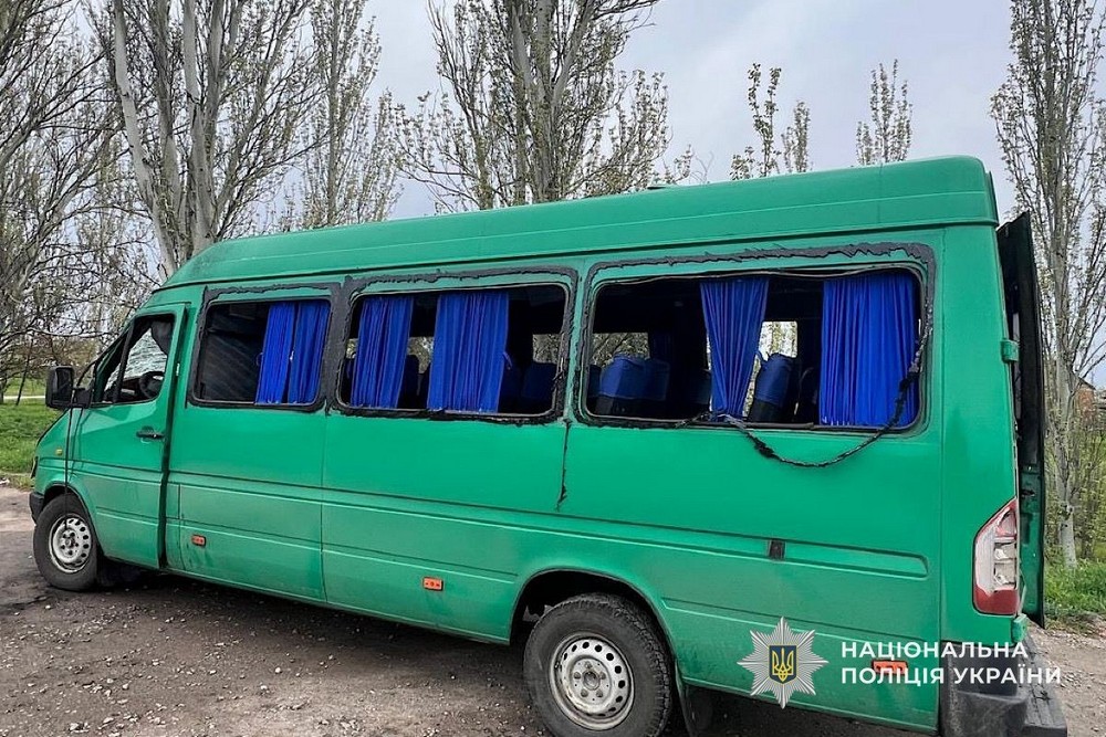 Влучання сталося в лобове скло: удар по автобусу на Нікопольщині і атаку на вантажівку прокоментували у поліції (фото)