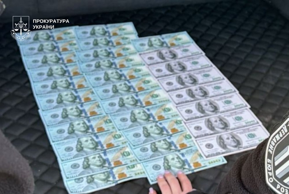 Патрульна поліцейська на Дніпропетровщині вимагала 3000 доларів у військового СЗЧ за вирішення питання фіктивного відновлення на службі