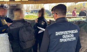 Патрульна поліцейська на Дніпропетровщині вимагала 3000 доларів у військового СЗЧ за вирішення питання фіктивного відновлення на службі