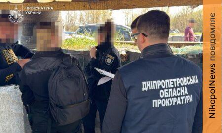 Патрульна поліцейська на Дніпропетровщині вимагала 3000 доларів у військового СЗЧ за вирішення питання фіктивного відновлення на службі