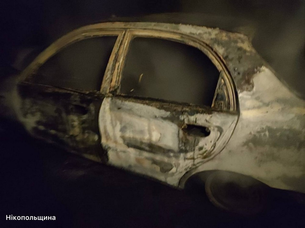 У Нікополі згоріло авто, в районі побито підприємство, також ворог вранці атакував Дніпро – сталися пожежі (фото)
