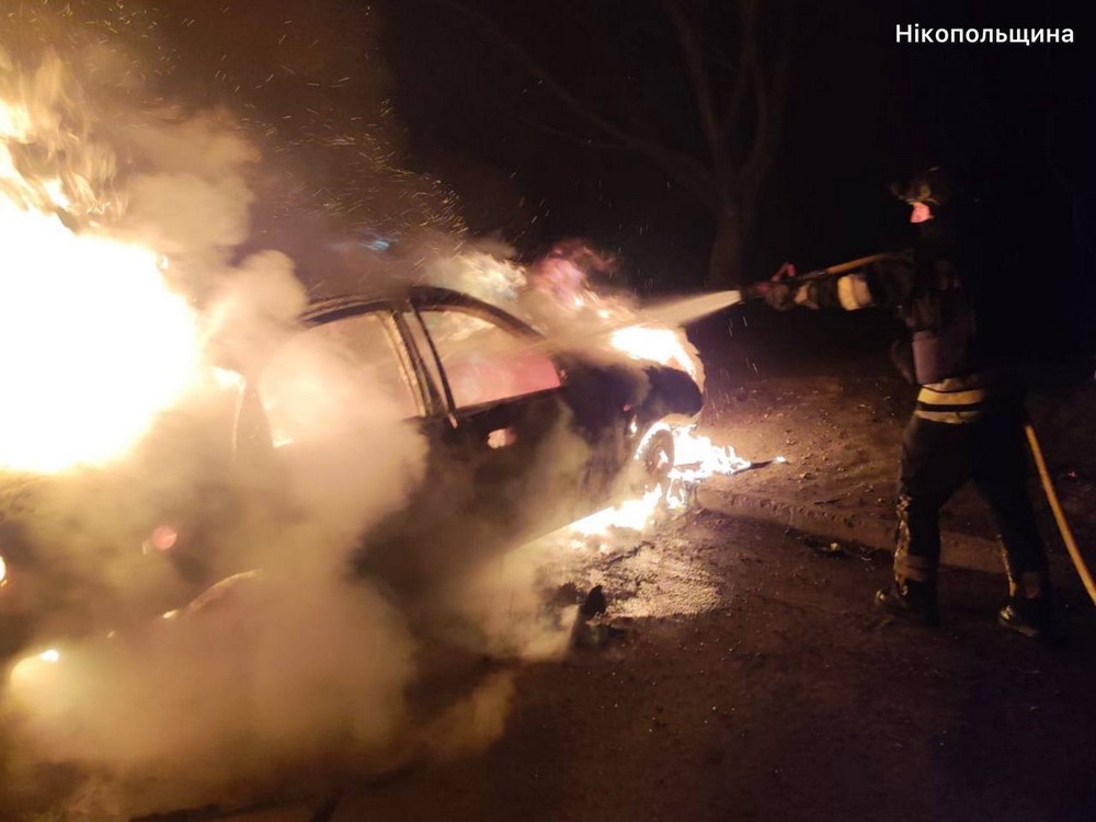 У Нікополі згоріло авто, в районі побито підприємство, також ворог вранці атакував Дніпро – сталися пожежі (фото)