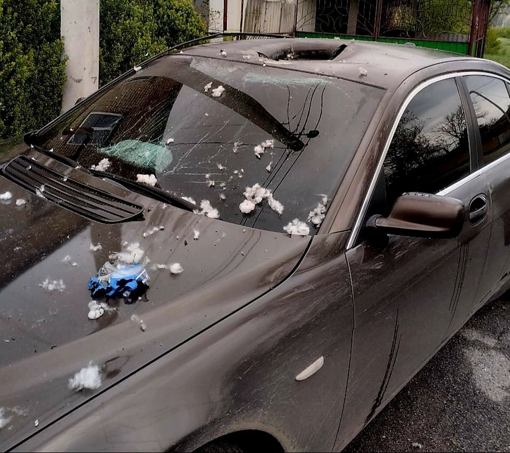 Під ударом ворога знову була Марганецька громада. Внаслідок влучання були пошкоджені автомобілі. Люди вціліли, і це головне.  Пам'ятаємо, що увага рятує життя.
Дбаємо про безпеку свою та тих, хто поряд!  Радіаційний фон на території громади відповідає нормі - 0, 12 мк3в/год.  Усі служби працюють. Необхідні послуги надаються населенню. Нехай день принесе лише добрі новини. Віримо в наших оборонців!  Тихої та успішної середи всім нам! 
Україна понад усе! - міський голова Геннадій Боровик.