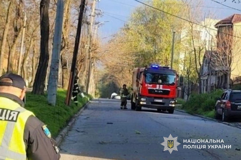 Влучання по двом автівкам і маршрутці на Нікопольщині, ранковий удар по Дніпру, поранені і руйнування – поліція про наслідки обстрілів за добу (фото)