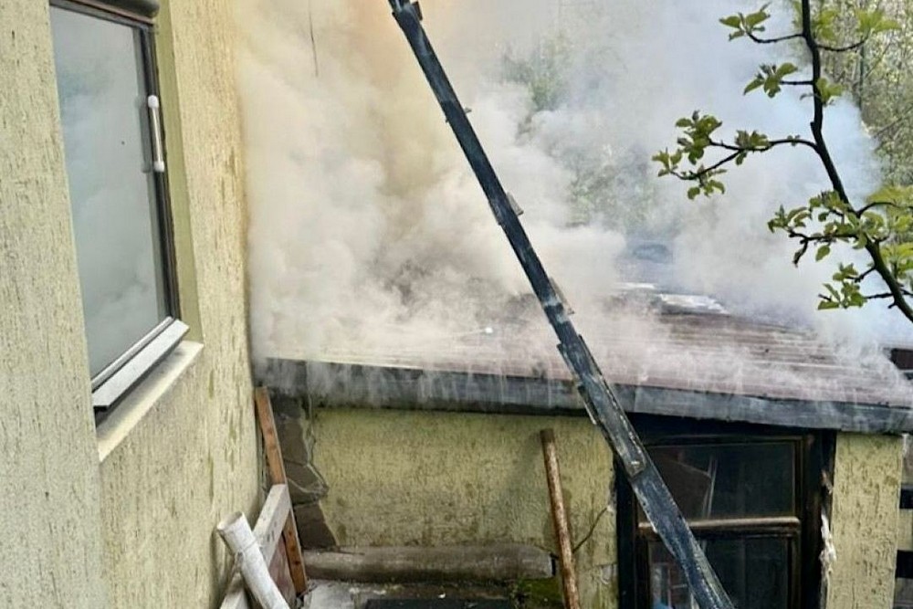 Влучання по двом автівкам і маршрутці на Нікопольщині, ранковий удар по Дніпру, поранені і руйнування – поліція про наслідки обстрілів за добу (фото)