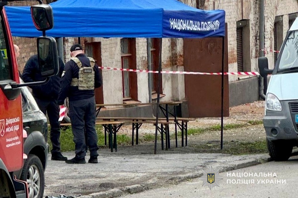 Влучання по двом автівкам і маршрутці на Нікопольщині, ранковий удар по Дніпру, поранені і руйнування – поліція про наслідки обстрілів за добу (фото)