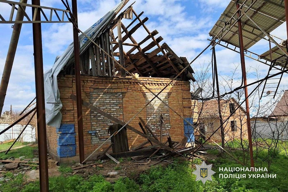 Влучання по двом автівкам і маршрутці на Нікопольщині, ранковий удар по Дніпру, поранені і руйнування – поліція про наслідки обстрілів за добу (фото)