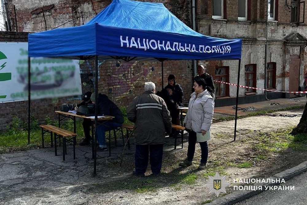 Влучання по двом автівкам і маршрутці на Нікопольщині, ранковий удар по Дніпру, поранені і руйнування – поліція про наслідки обстрілів за добу (фото)