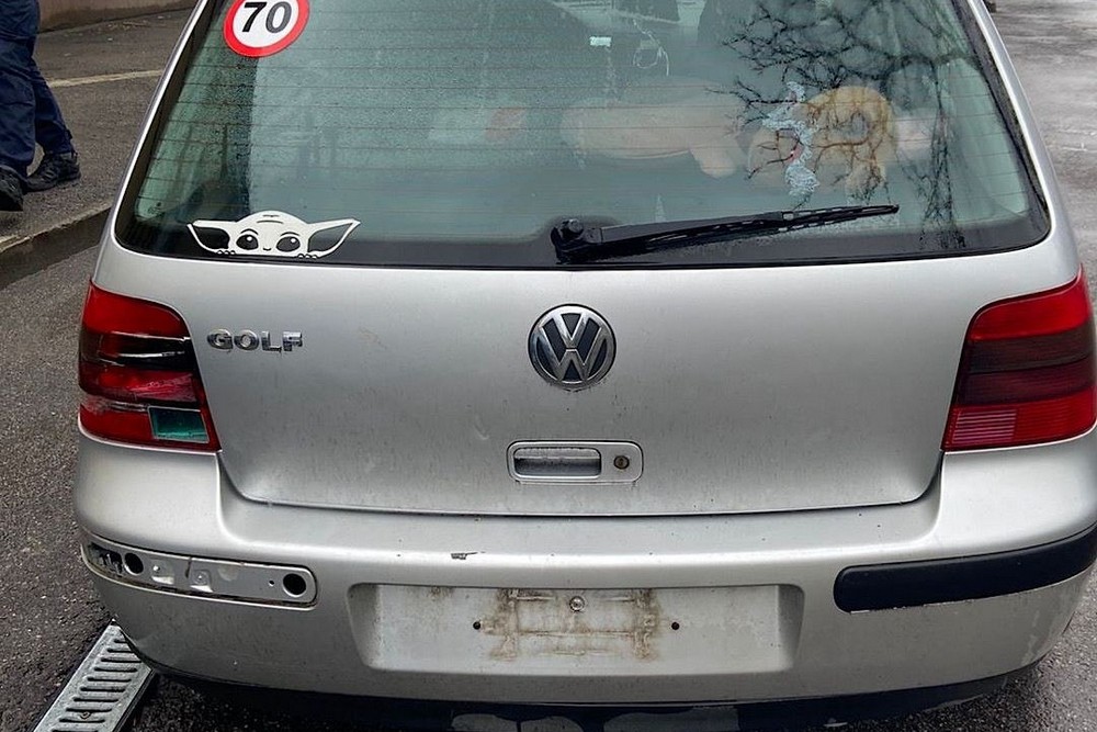 Влучання по двом автівкам і маршрутці на Нікопольщині, ранковий удар по Дніпру, поранені і руйнування – поліція про наслідки обстрілів за добу (фото)