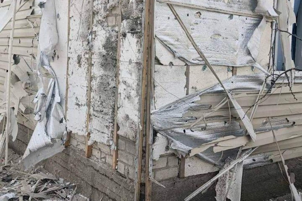 Влучання по двом автівкам і маршрутці на Нікопольщині, ранковий удар по Дніпру, поранені і руйнування – поліція про наслідки обстрілів за добу (фото)