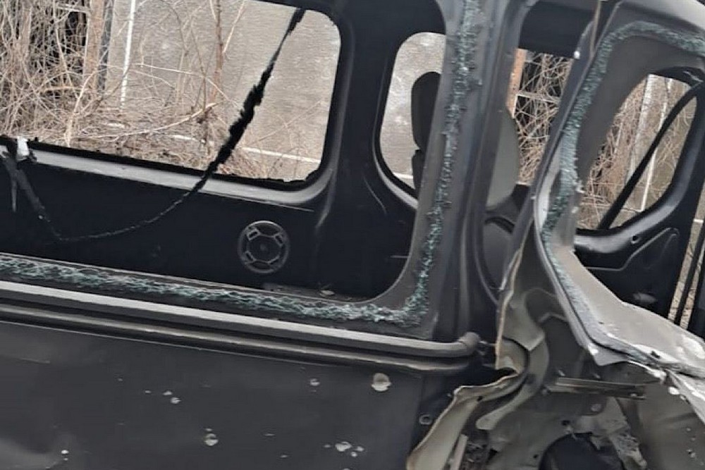 Влучання по двом автівкам і маршрутці на Нікопольщині, ранковий удар по Дніпру, поранені і руйнування – поліція про наслідки обстрілів за добу (фото)