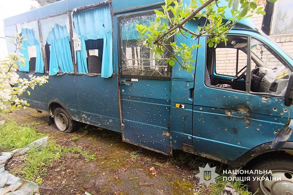 Влучання по двом автівкам і маршрутці на Нікопольщині, ранковий удар по Дніпру, поранені і руйнування – поліція про наслідки обстрілів за добу (фото)