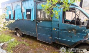 Влучання по двом автівкам і маршрутці на Нікопольщині, ранковий удар по Дніпру, поранені і руйнування – поліція про наслідки обстрілів за добу (фото)