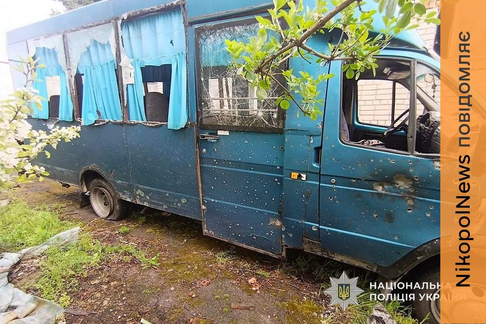 Влучання по двом автівкам і маршрутці на Нікопольщині, ранковий удар по Дніпру, поранені і руйнування – поліція про наслідки обстрілів за добу (фото)