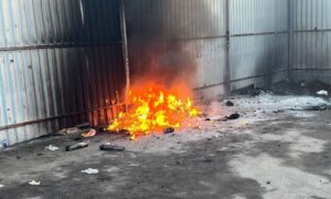 У селі біля Нікополя невідомі підпалили сміттєві баки: чоловік самостійно кинувся гасити вогонь
