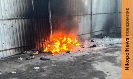 У селі біля Нікополя невідомі підпалили сміттєві баки: чоловік самостійно кинувся гасити вогонь