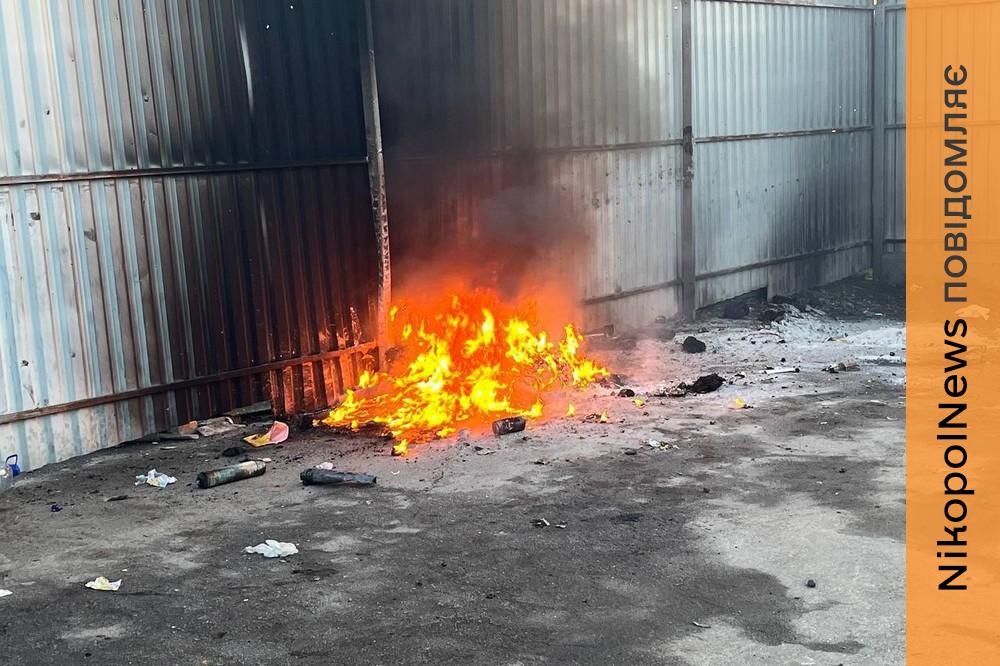 У селі біля Нікополя невідомі підпалили сміттєві баки: чоловік самостійно кинувся гасити вогонь