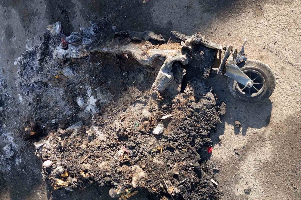 У селі біля Нікополя невідомі підпалили сміттєві баки: чоловік самостійно кинувся гасити вогонь