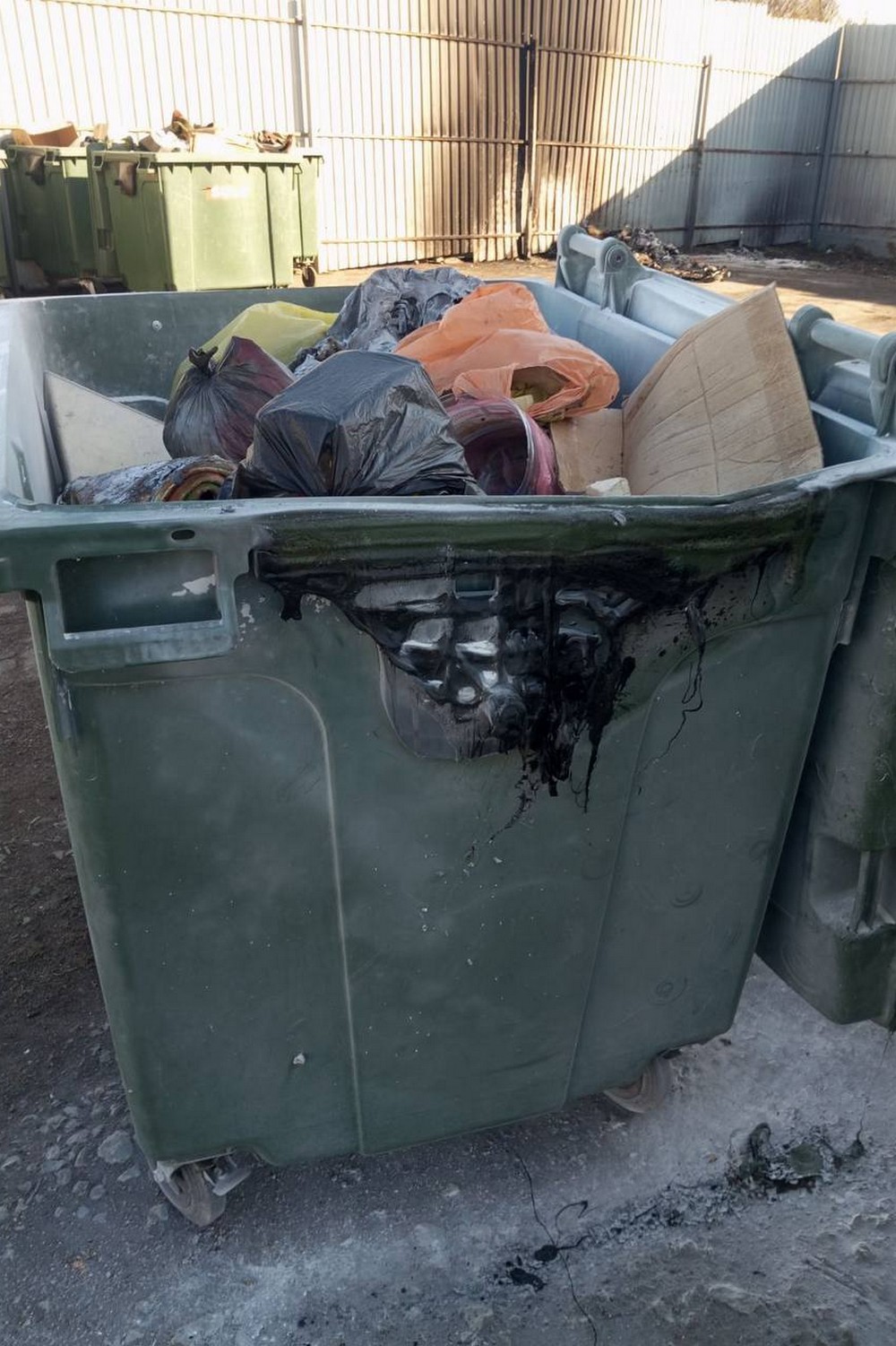 У селі біля Нікополя невідомі підпалили сміттєві баки: чоловік самостійно кинувся гасити вогонь