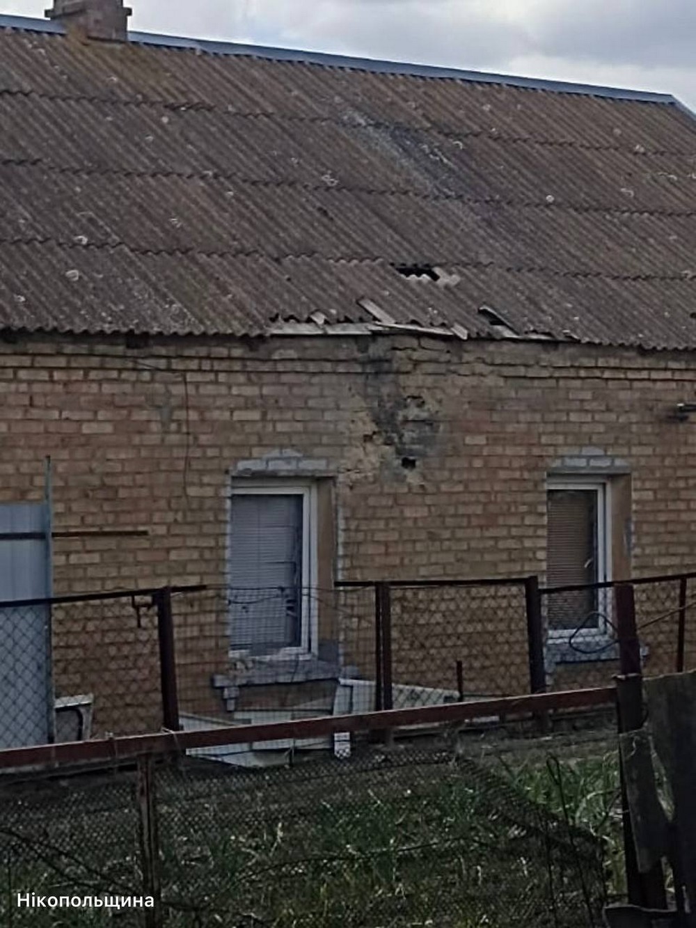 У Нікополі побито супермаркет і 5 багатоквартирних будинків, під обстрілами були також район і місто Дніпро (фото)