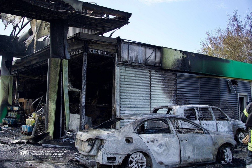 Пожежу на АЗС у Дніпрі загасили: названо кількість поранених людей і знищених авто (фото)