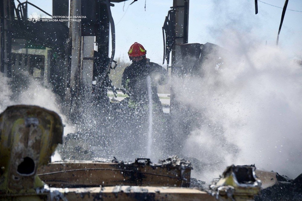 Пожежу на АЗС у Дніпрі загасили: названо кількість поранених людей і знищених авто (фото)