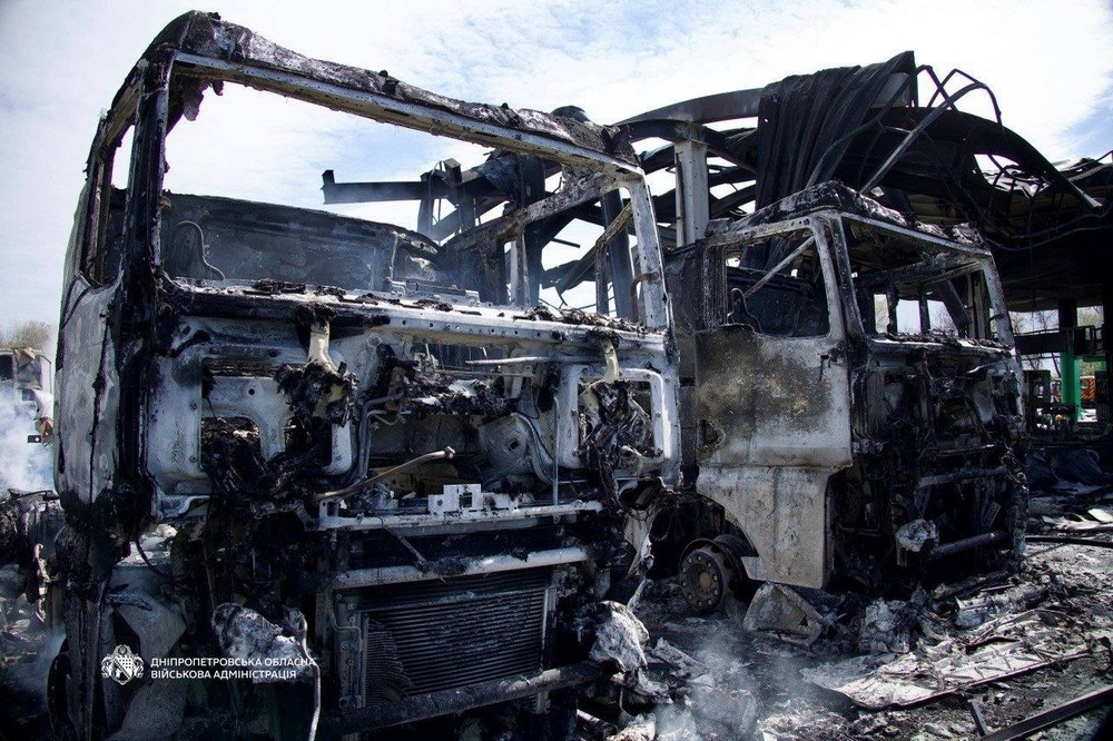 Пожежу на АЗС у Дніпрі загасили: названо кількість поранених людей і знищених авто (фото)