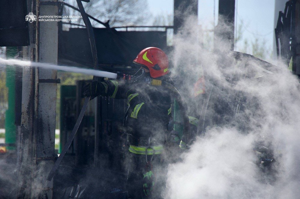Пожежу на АЗС у Дніпрі загасили: названо кількість поранених людей і знищених авто (фото)