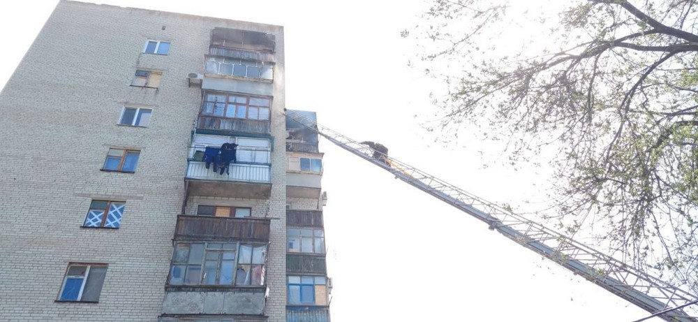 Влучання FPV-дрона у 9-поверхівку, врятована людина, хибний виклик: звіт від ДСНС Марганця за тиждень