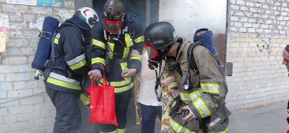 Влучання FPV-дрона у 9-поверхівку, врятована людина, хибний виклик: звіт від ДСНС Марганця за тиждень