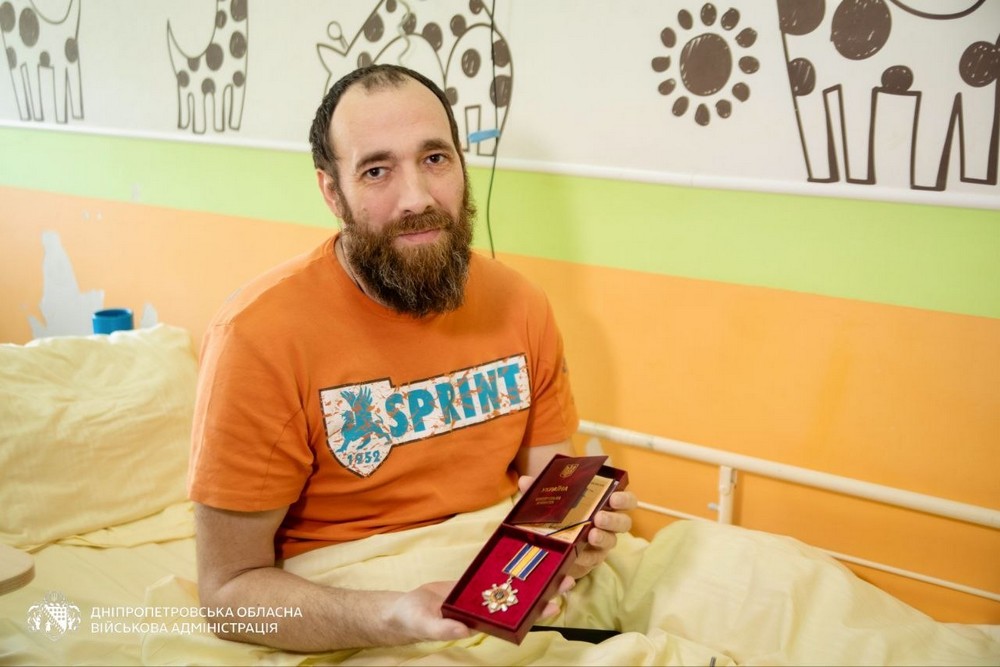 Поранені енергетики з Нікополя і Дніпра отримали ордени «За мужність» ІІІ ступеня